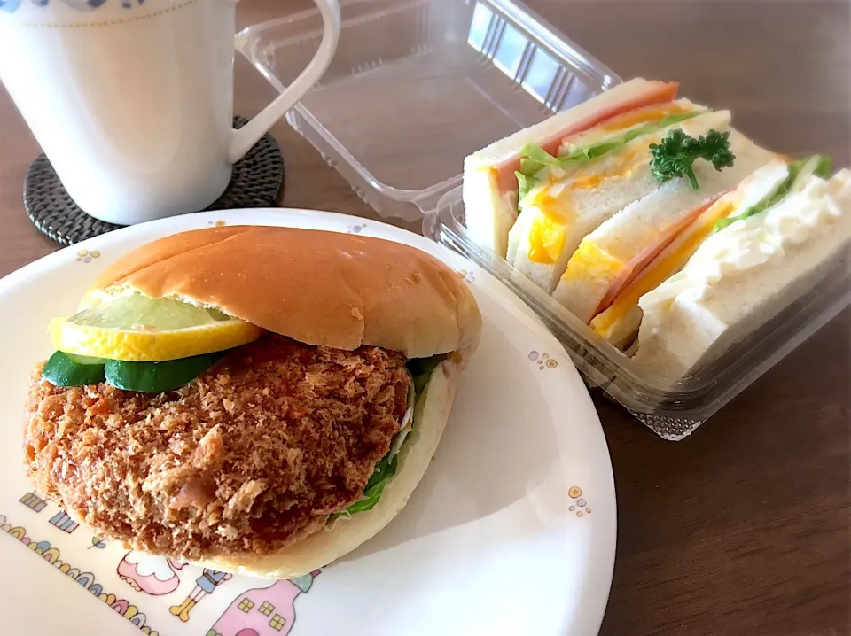 黒毛和牛メンチバーガー & 目玉焼きと野菜のサンドイッチ|リフルシャッフルさん