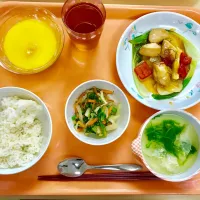 Snapdishの料理写真:給食献立
ごはん、酢鶏、ワンタンスープ、大根のナムル、ミルクプリン〜マンゴーソースがけ〜|mmmさん