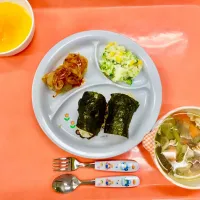 Snapdishの料理写真:給食献立(園児)
ちりめんとごまのたわらむすび、肉団子、ポテトサラダ、豚汁、ミカンゼリー|mmmさん