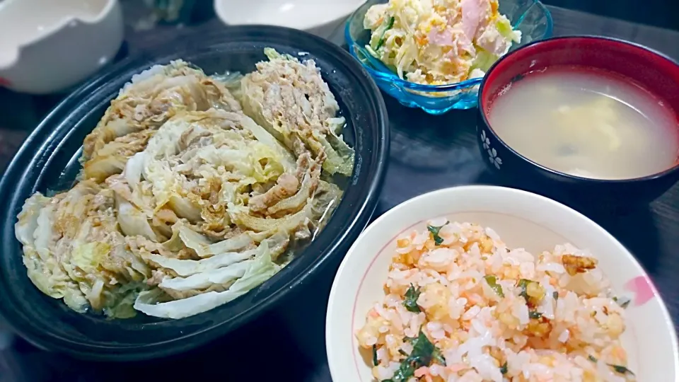 鮭フレークと揚げ玉の混ぜご飯、中華スープ、豚肉と白菜の重ね煮、ポテトサラダ|サトリさん