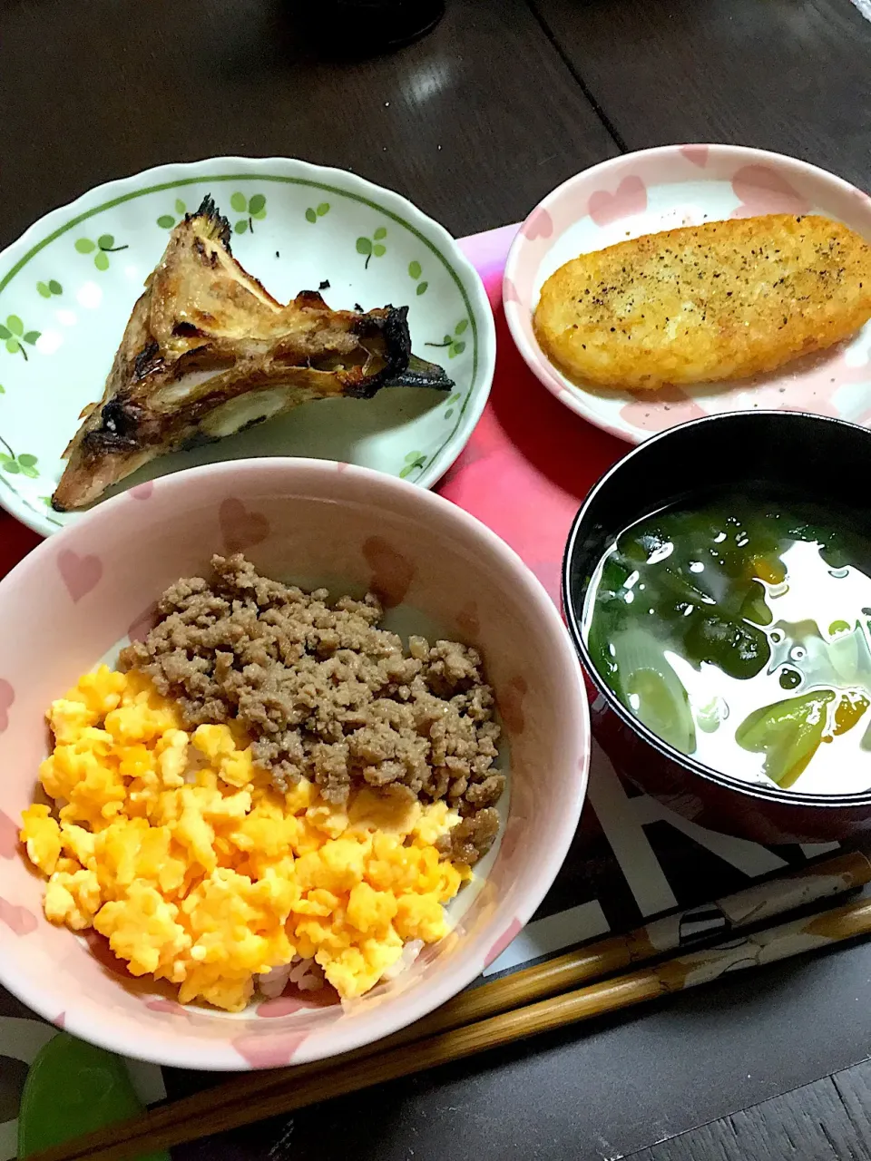 二色丼、ハマチのカマ塩焼き、ハッシュドポテト、味噌汁(長ネギ、カボチャ、ワカメ、小松菜）( ´ ▽ ` )ﾉ|ライムさん