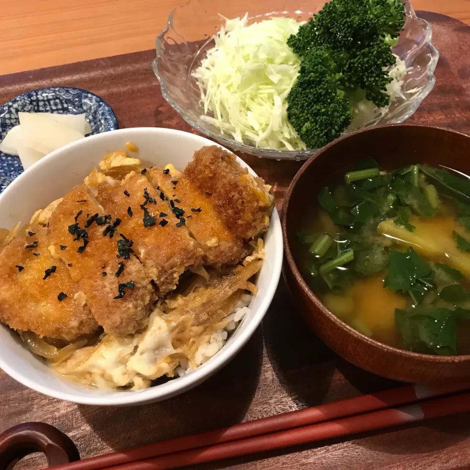 Snapdishの料理写真:2017.12.10 (日)  #晩御飯 #カツ丼 #味噌汁  #千切りキャベツ|あっきーよさん