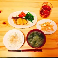 Snapdishの料理写真:* ごはん( ごま )
* 味噌汁( 大根、ねぎ、わかめ )
* ぶりの照り焼き( 小松菜、人参添 )
* 人参のクリームチーズ和え|Sayuriさん