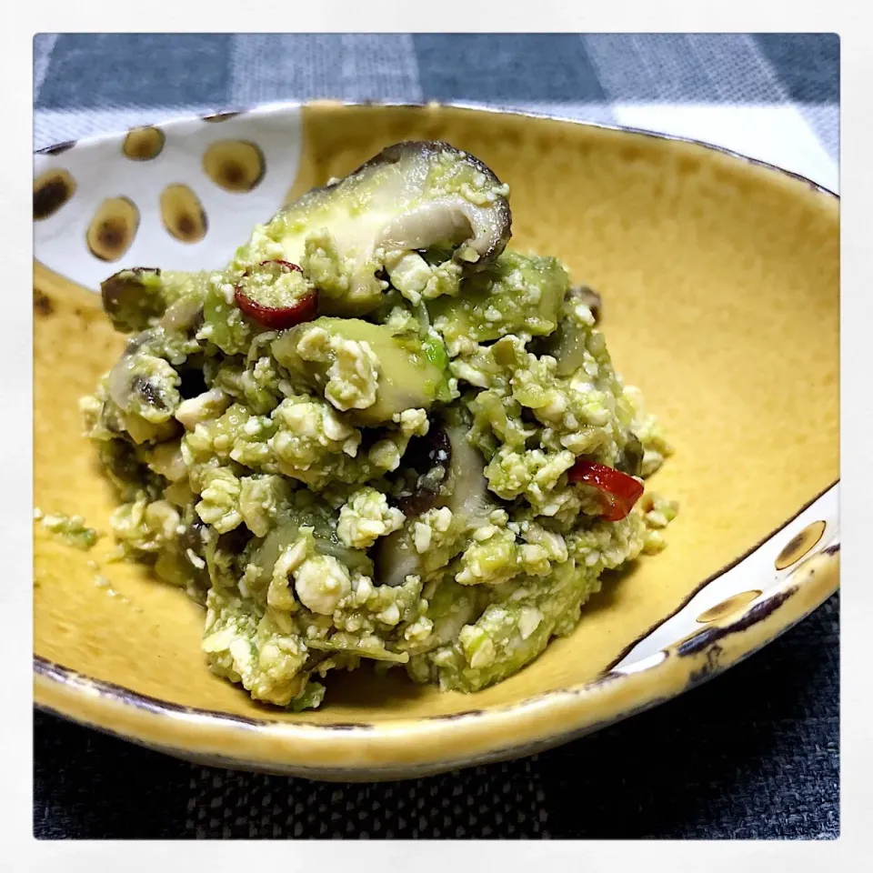 Snapdishの料理写真:welcomeizumiさんの料理 やみつきになる✨アボカドと豆腐の塩昆布アンチョビ炒め 🥑|omoさん