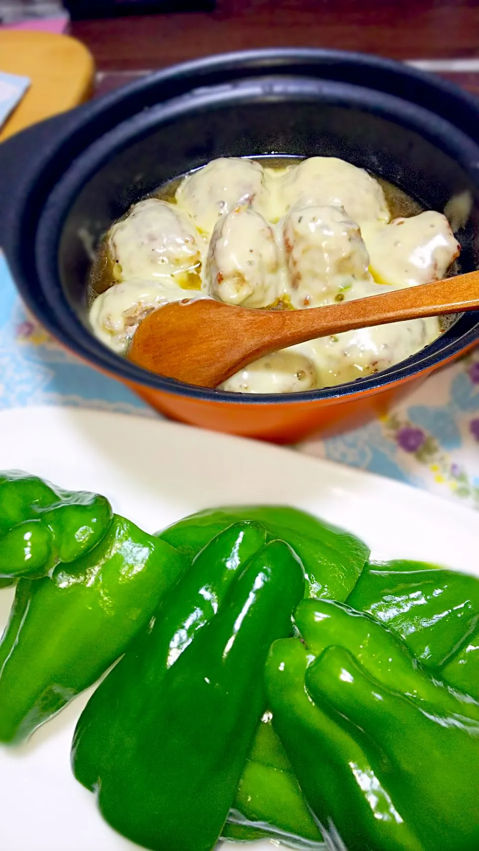 鶏つくねの煮込みチーズ....
生ピーマンにのせてバリバリ食べるよ|クークマさん