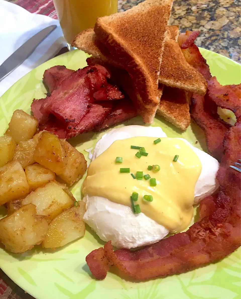 Breakfast Benedict with Sliced Ham, Bacon 🥓 and Potatoes 🥔. Toasted Wheat Bread on the side.|Alma's Home Kitchenさん