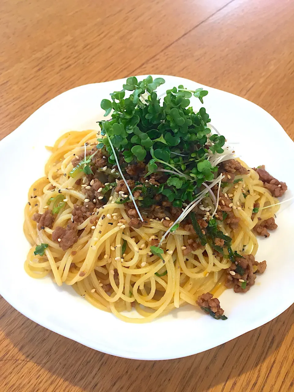 肉味噌パスタ ブロッコリースプラウトのせ|まつださんさん