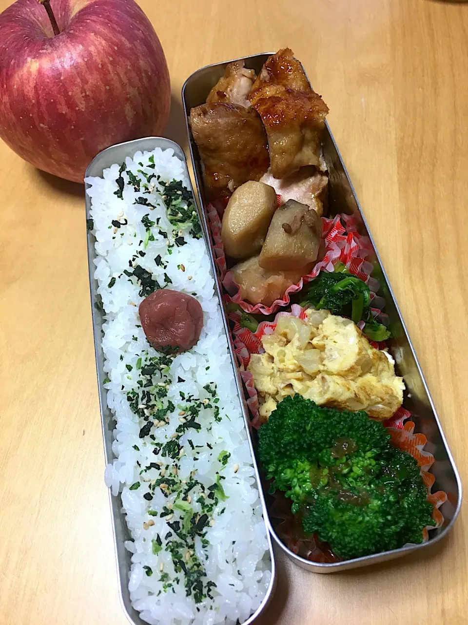 鶏モモの黒酢焼き 玉ねぎオムレツ 里芋の煮物 なばなの辛子和え ブロッコリー弁当。|Kumiko Kimuraさん