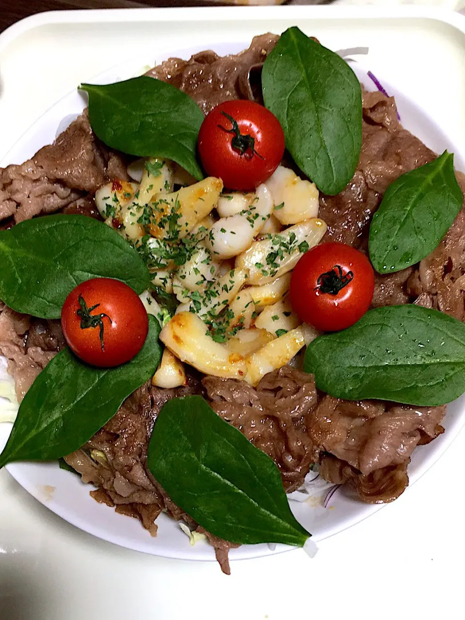 今朝のサラダ🥗大根、水菜、レタス、タマネギ等にオリーブ牛すき焼きと真珠貝柱|詳智　片山さん