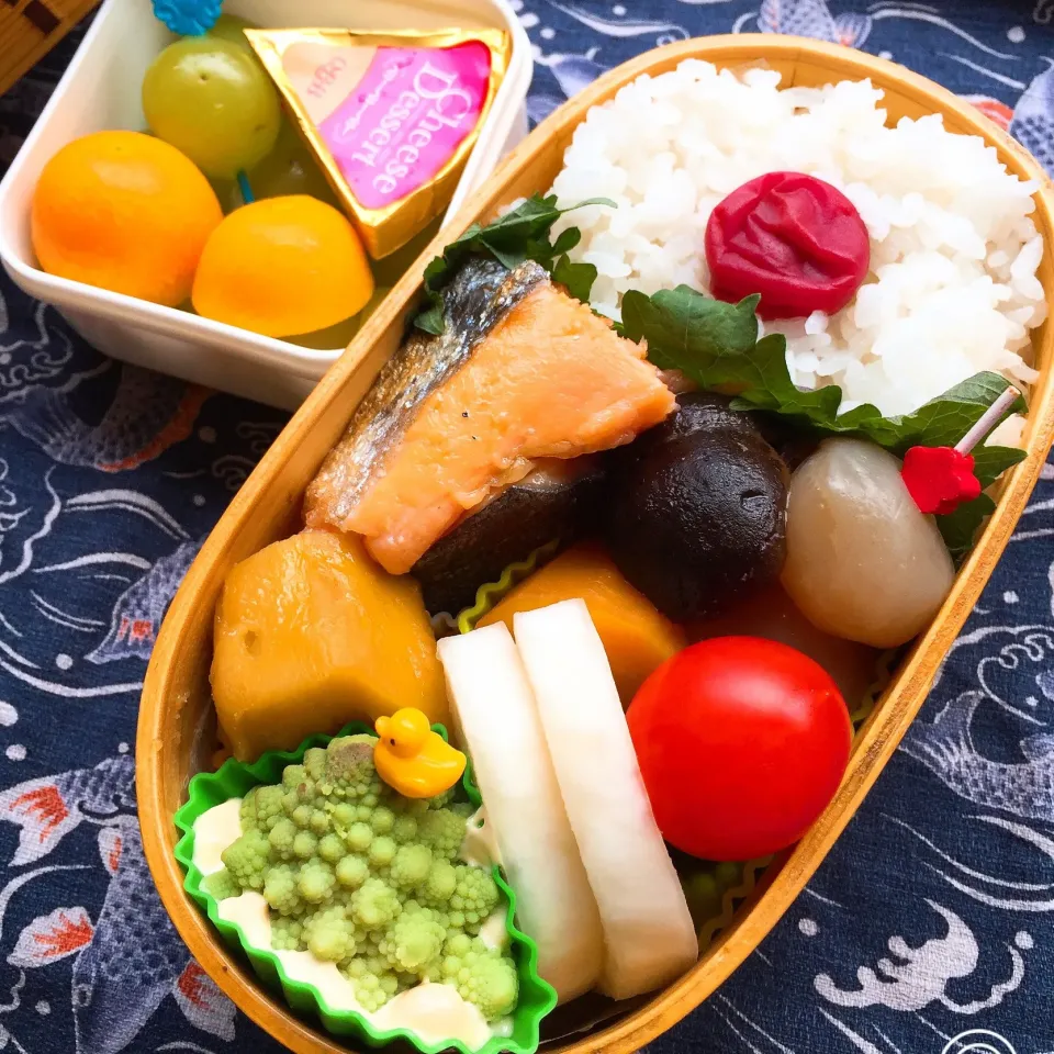 Snapdishの料理写真:#お父さん弁当 #日の丸弁当 #鮭弁 #シャインマスカット#安納芋レモン煮 #和風煮染め #柚子大根漬け #ロマネスコ|Blueberry🫐さん