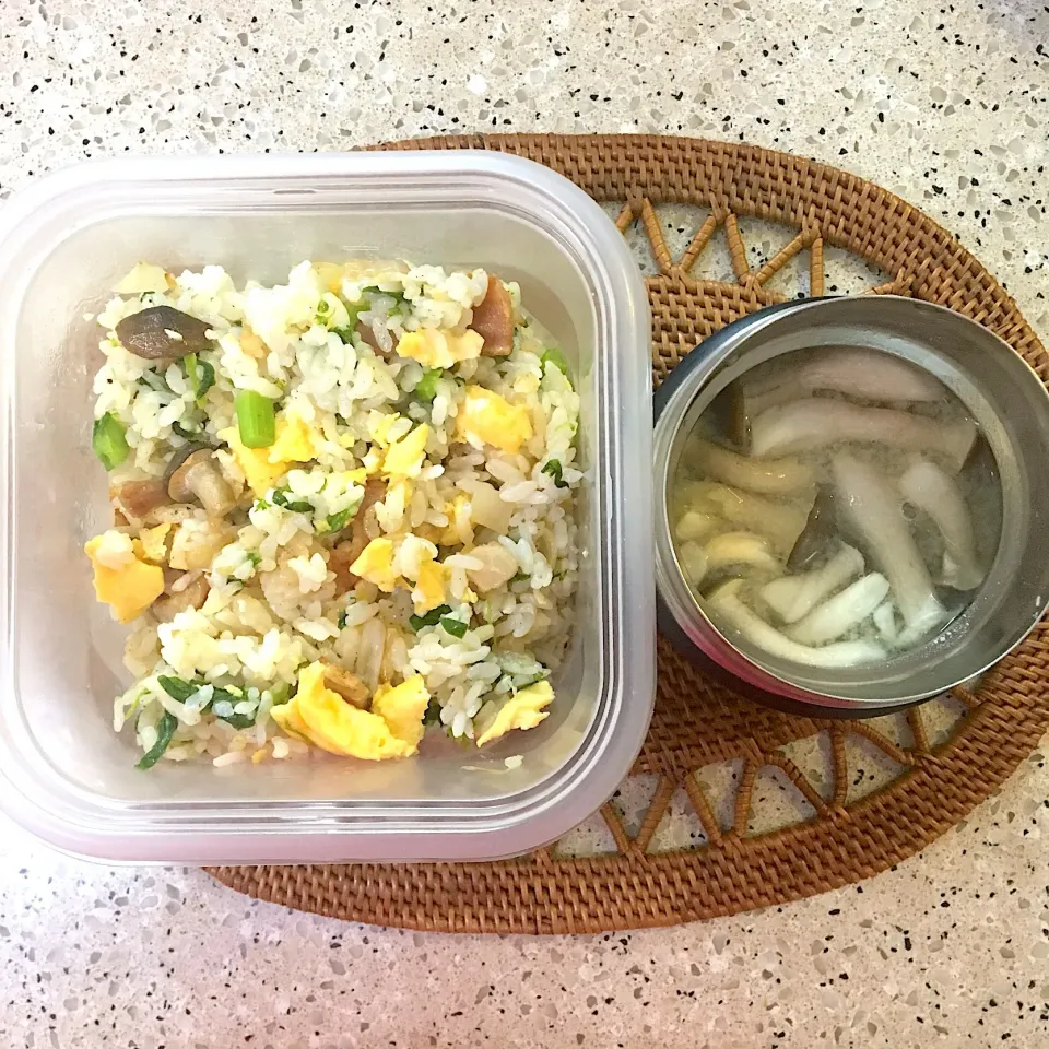 菜の花ベーコン卵の炒飯、豆腐としめじとワカメの味噌汁|しーさん