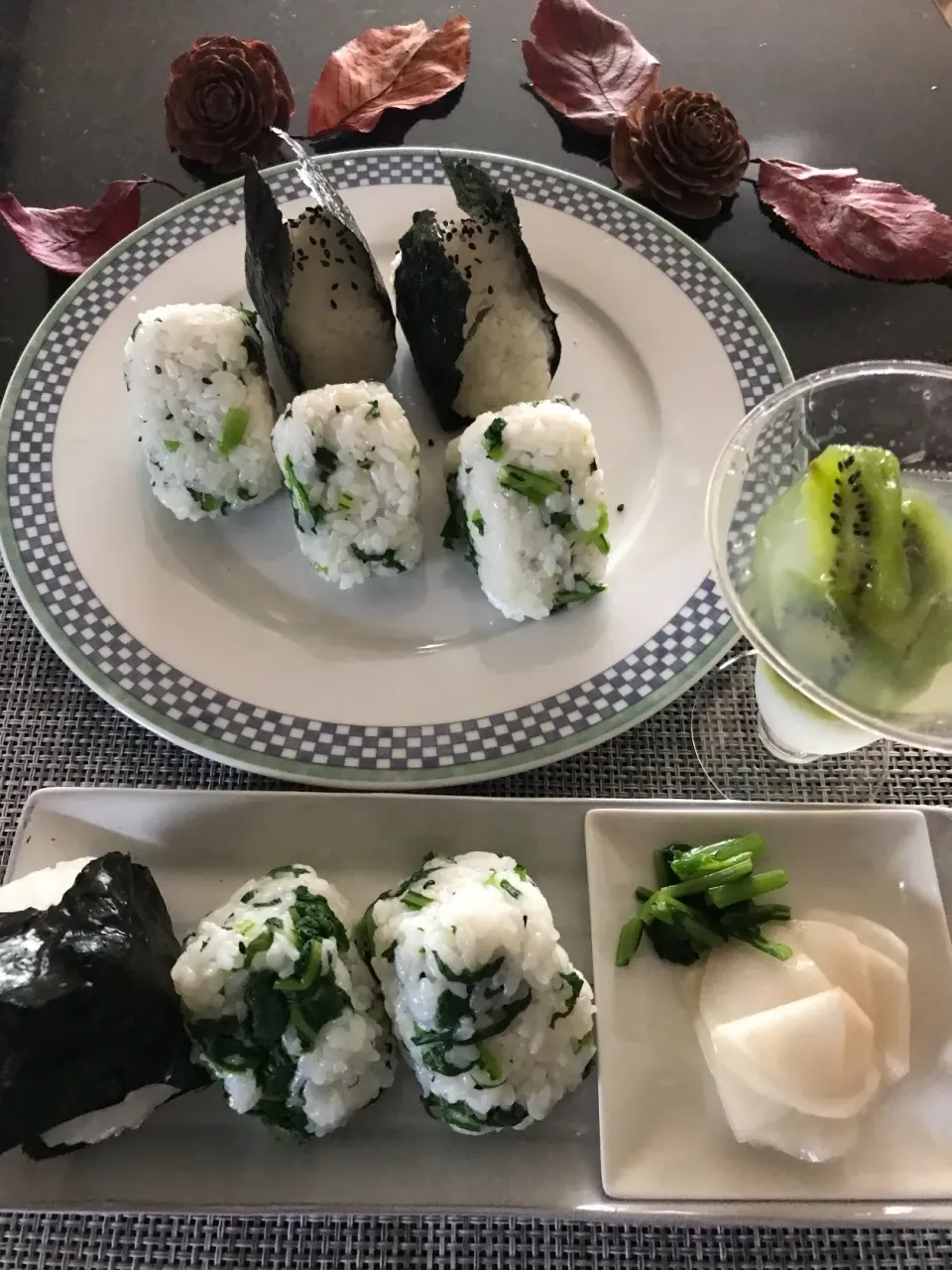 Snapdishの料理写真:かぶの葉っぱ🌿でおにぎり|シュトママさん