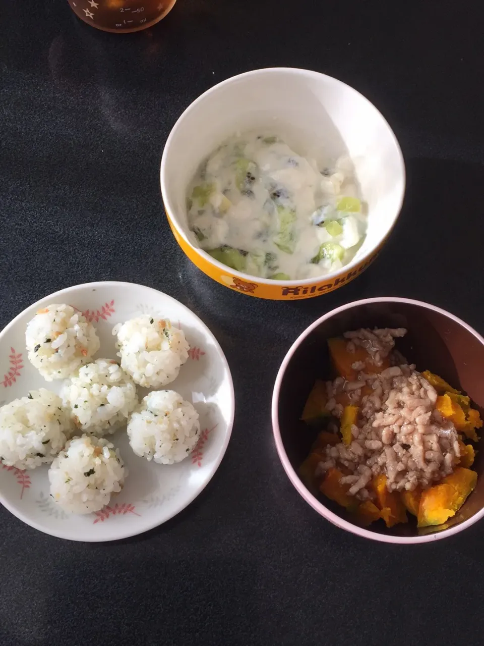 離乳食 朝
・ふりかけおにぎり
・かぼちゃのひき肉あんかけ
・キウイ豆乳グルト|ぺろたんさん