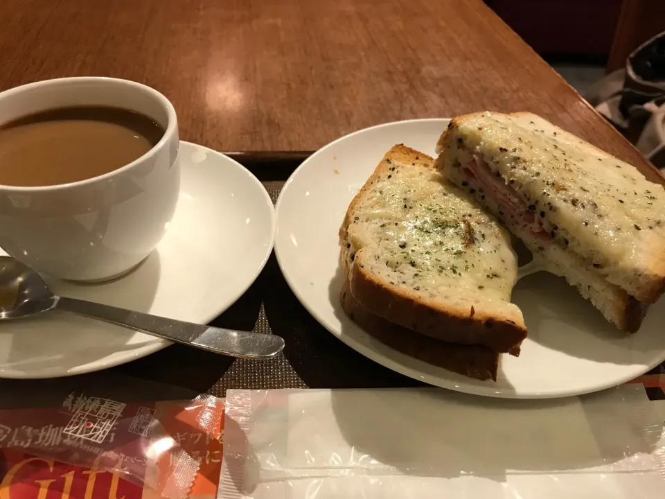 Snapdishの料理写真:ブレンドコーヒーとクロックムッシュ|手品先輩さん