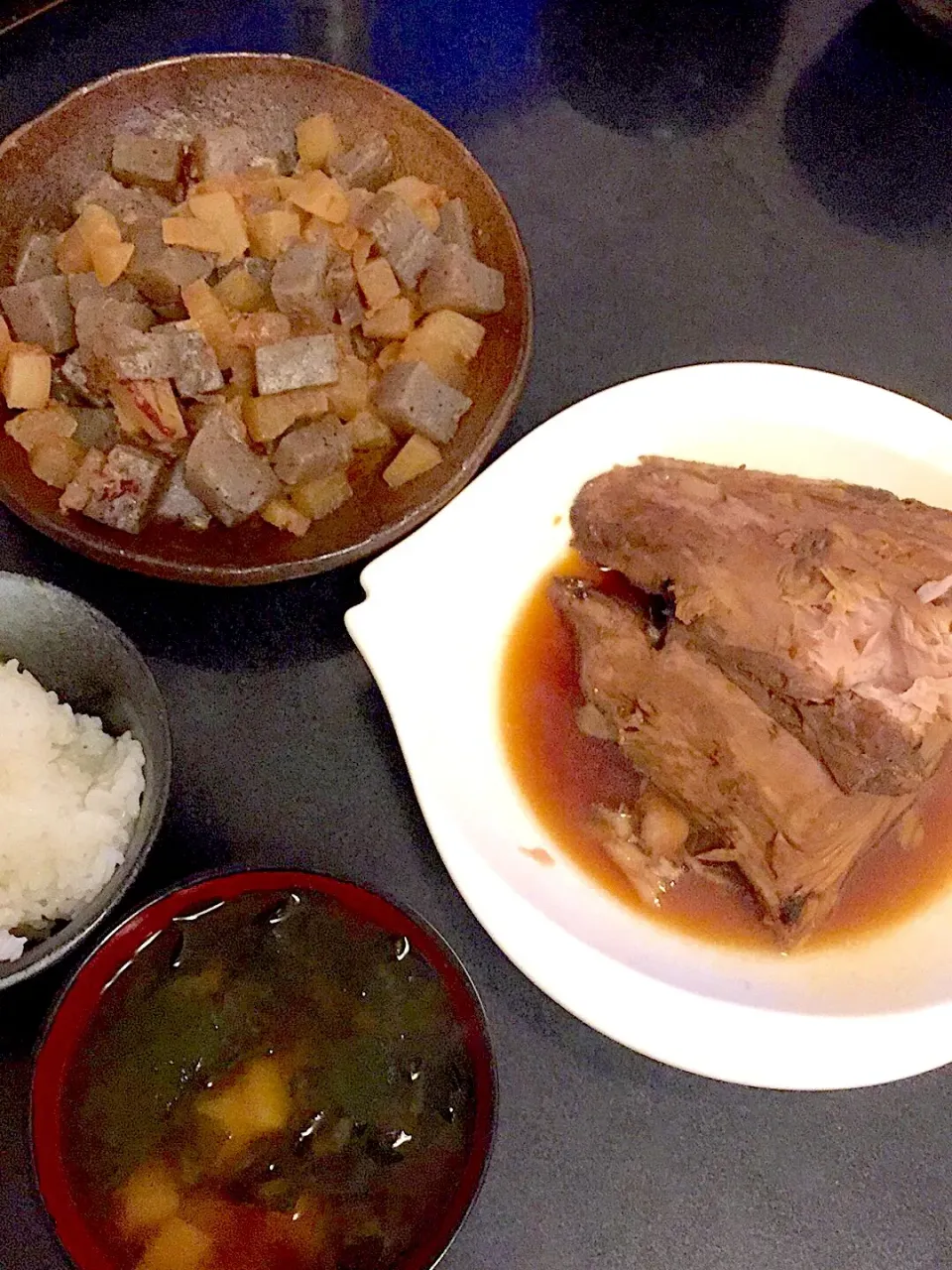 マグロのカマの煮付け & ピリ辛コロコロ大根こんにゃく|ぺろたんさん