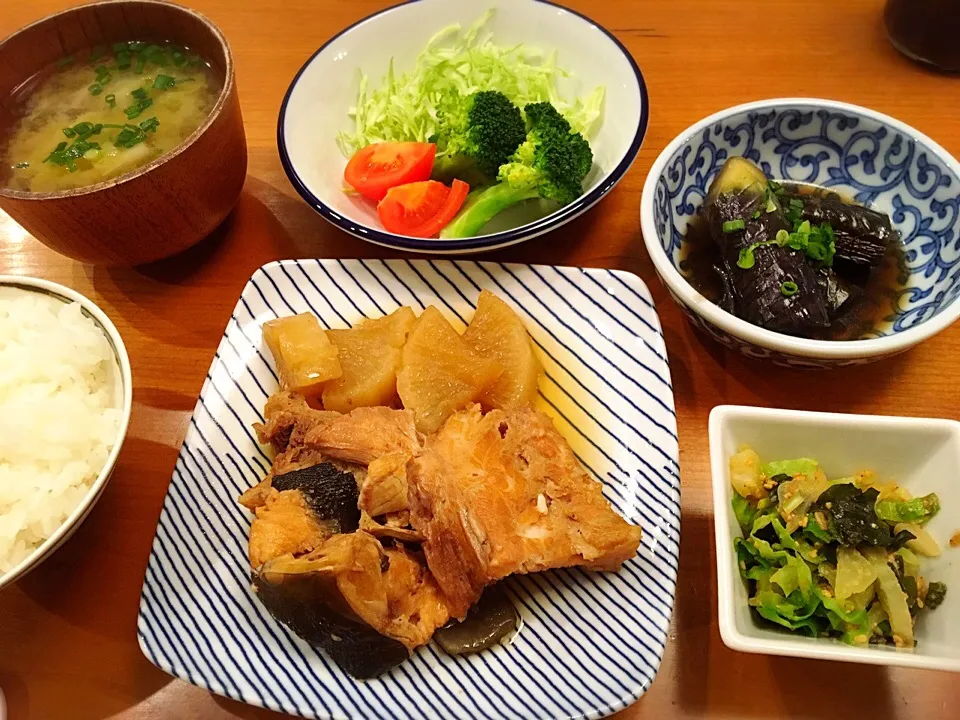 Snapdishの料理写真:12/11 夕飯♪  ブリ大根  茄子の煮浸し  キャベツとワカメの酢物  サラダ 味噌汁|ikukoさん