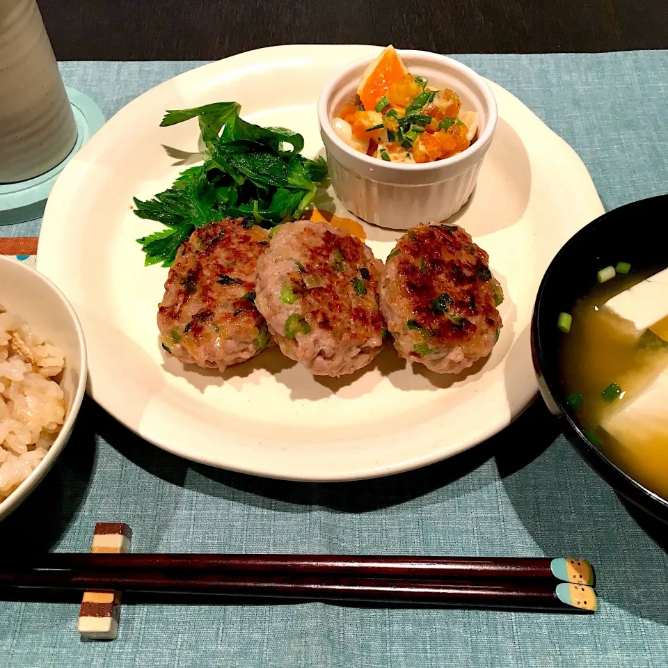 豚ひき肉とセロリのハンバーグ、ゆで卵とネギの和風サラダ|かぴこさん