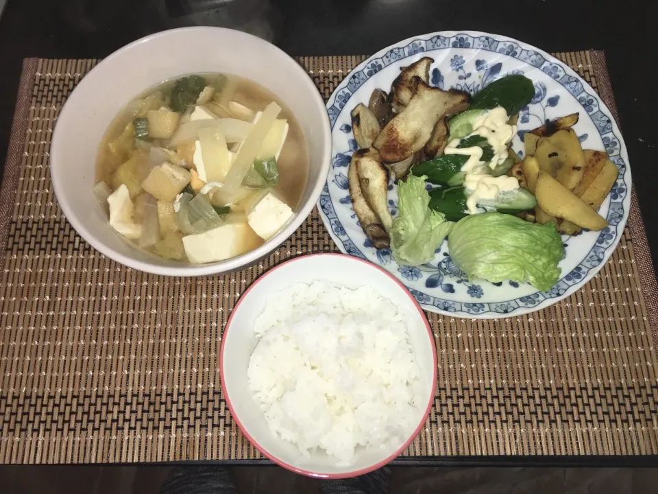 Snapdishの料理写真:#エリンギのオリーブオイル焼き#味噌汁に近い雑煮#単身赴任飯#今日の夕食|畑田 成治さん