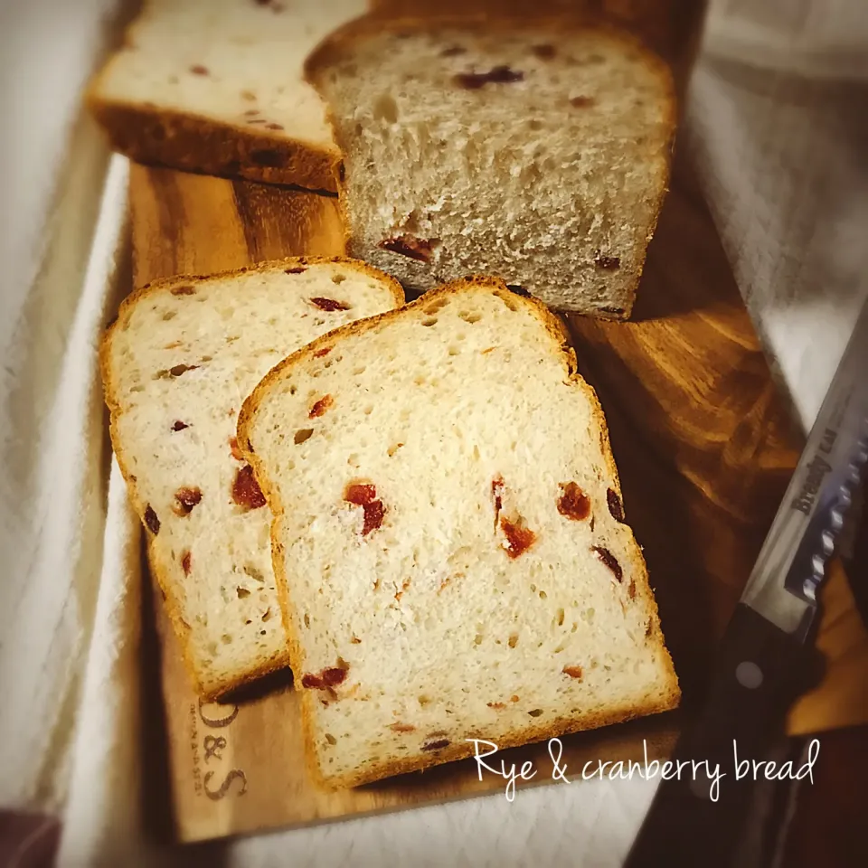 Snapdishの料理写真:ドライクランベリーのライ麦パン🍞|みーちゃん(*´∀`)♪さん