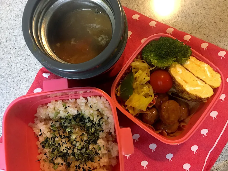 Snapdishの料理写真:♫12/12今日のお弁当♫〜ミートボール、だし巻き卵、キャベツもやしピーマンのカレー風味炒め、ブロッコリー、トマト、豚汁〜|Satokoさん