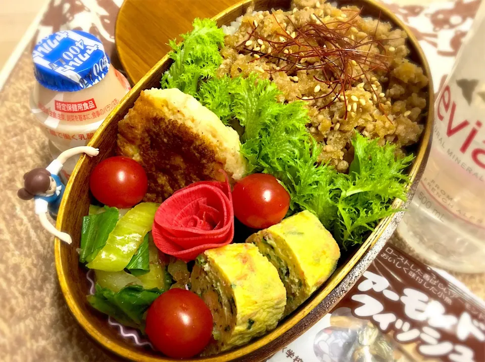 大根おろし入り豚そぼろご飯(発芽玄米)&チーズ入り🧀お好み里芋お焼き&鮭と菜っ葉の出汁巻き玉子&青梗菜のおひたし&紅芯大根の甘酢漬け&わさび菜&プチトマト&アーモンドフィッシュのダーリンお弁当♪

 #弁当  #フチ子  #骨太弁当|桃実さん