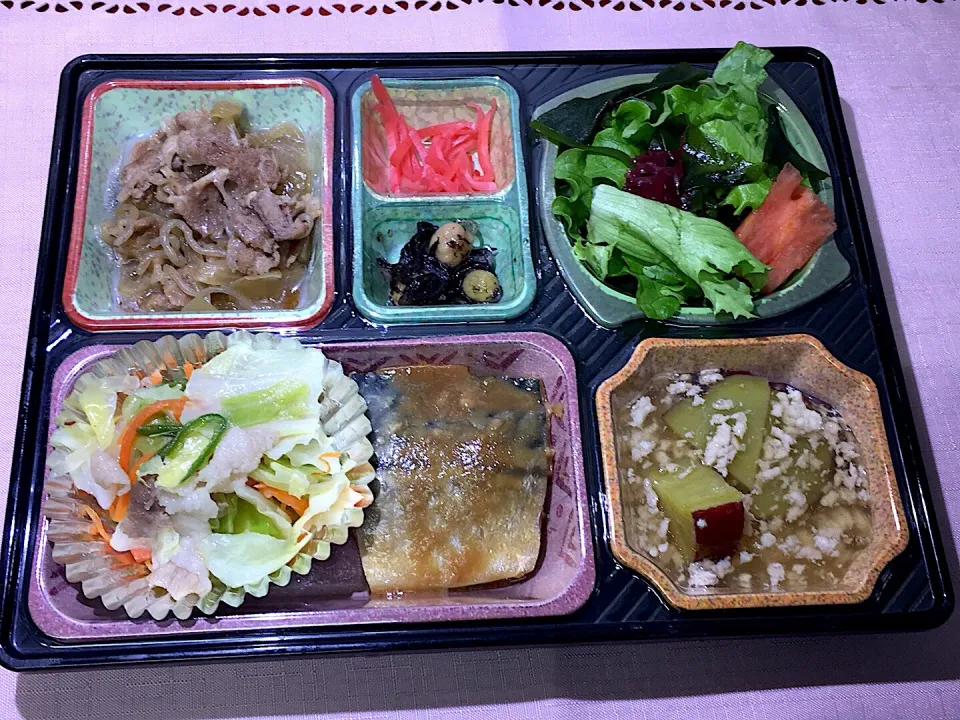 Snapdishの料理写真:牛丼の具 日替わり弁当 豊川市豊橋市の一部エリア宅配|Naokazu Kuritaさん