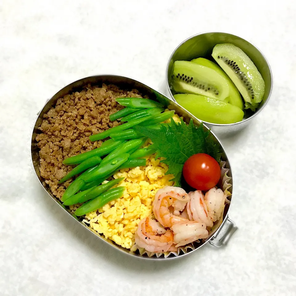 そぼろ丼
海老の胡椒ごま油ソテー
プチトマト
キウイフルーツ🥝|Juneさん