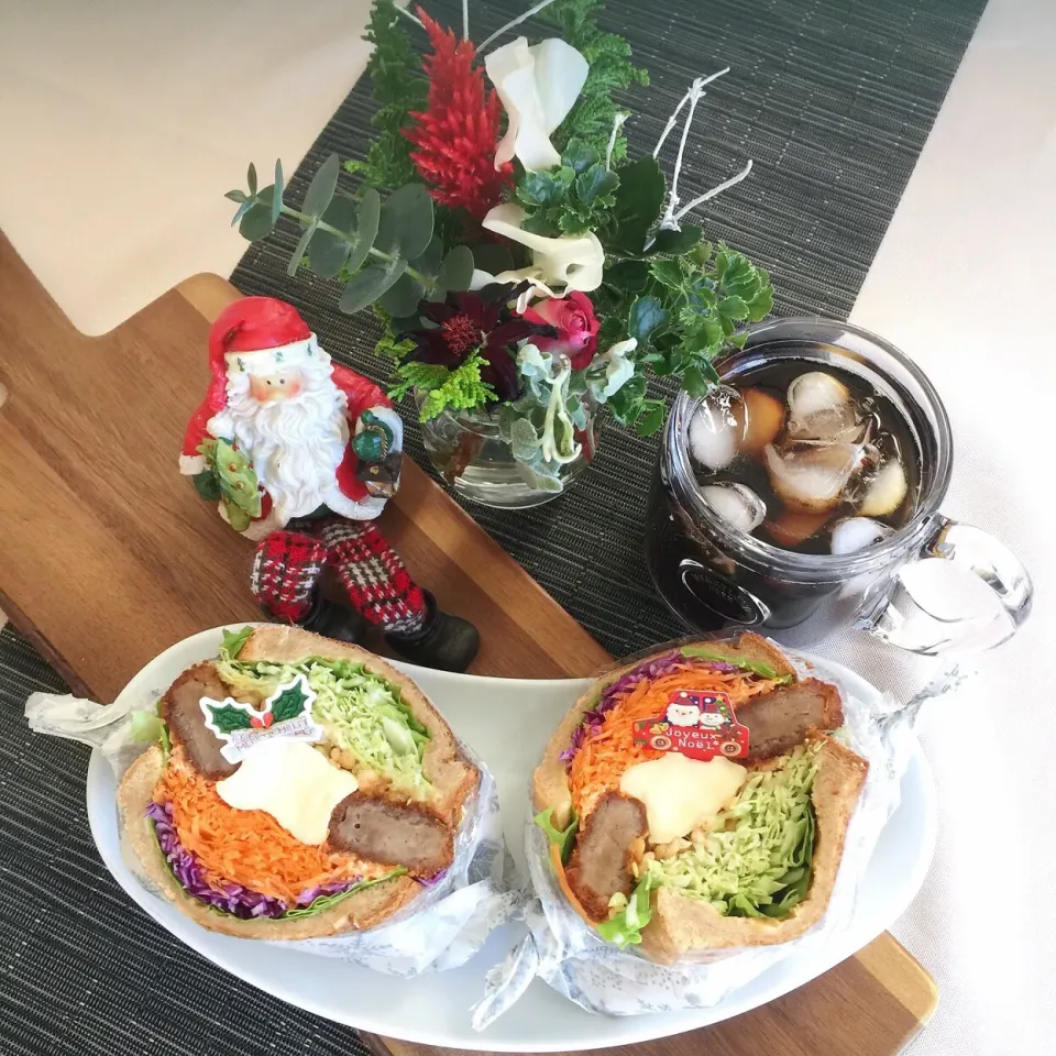 12/12🎄甘辛ソースかつ&カマンベールチーズとイカ天サンドイッチ🎄
小学校個人面談のため早めのランチ
#お昼ごはん ＃ランチ  #おうちごはん #サンドイッチ #わんぱくサンド #クリスマス|Makinsさん