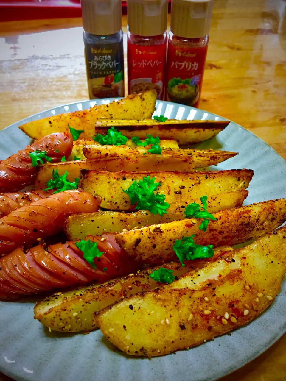 Snapdishの料理写真:ジャガイモ🥔さつま芋🍠をオリーブオイルで焼きブラック、レッドペッパー、パプリカを振り掛け ウインナーもついでに仲間入り💕|keikoさん