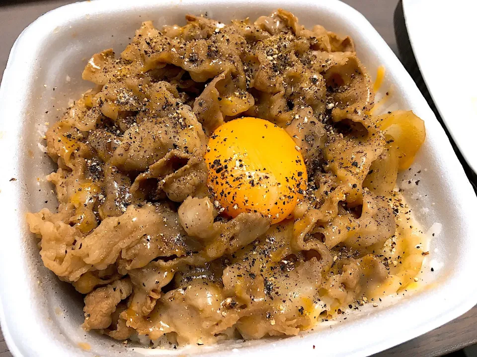 チーズ牛丼に玉子とマイ黒胡椒のトッピングでチーズカルボ牛丼風にしてみた|chan mitsuさん