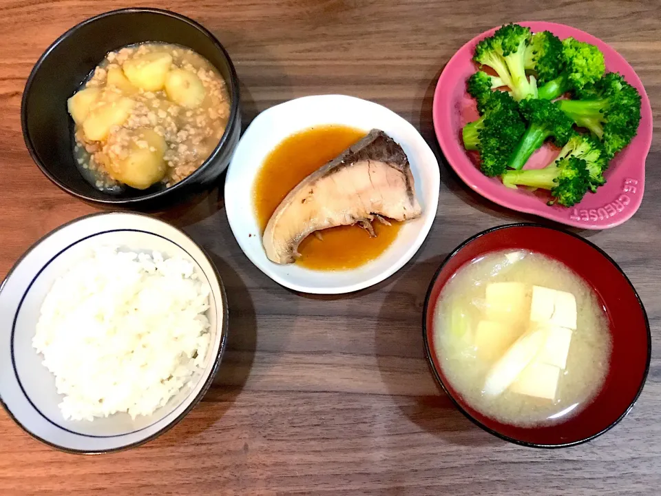 Snapdishの料理写真:#ぶりの照り焼き  #ジャガイモのそぼろあんかけ #お味噌汁|gohankirokuさん