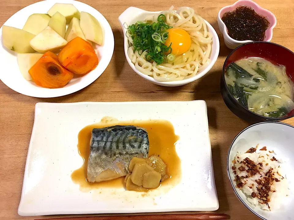 Snapdishの料理写真:サバの味噌煮
釜玉うどん
もずく酢
玉ねぎとワカメの味噌汁
ラフランスと柿|かおちゃんさん