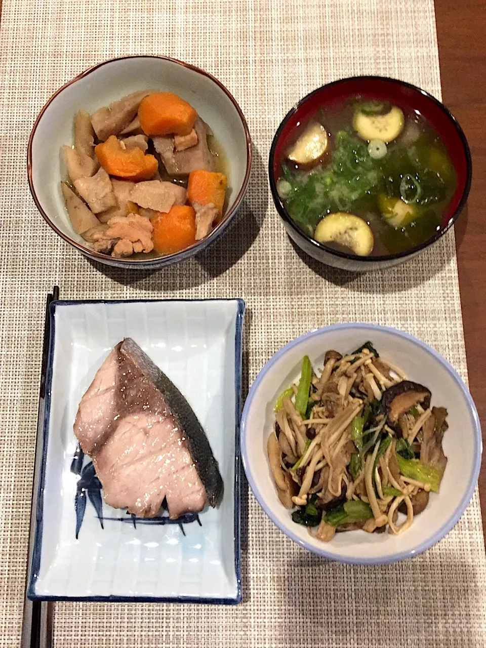 Snapdishの料理写真:ぶりの塩麹焼き 筑前煮 小松菜とキノコのオイスターソース炒め|浜@ちゃんさん