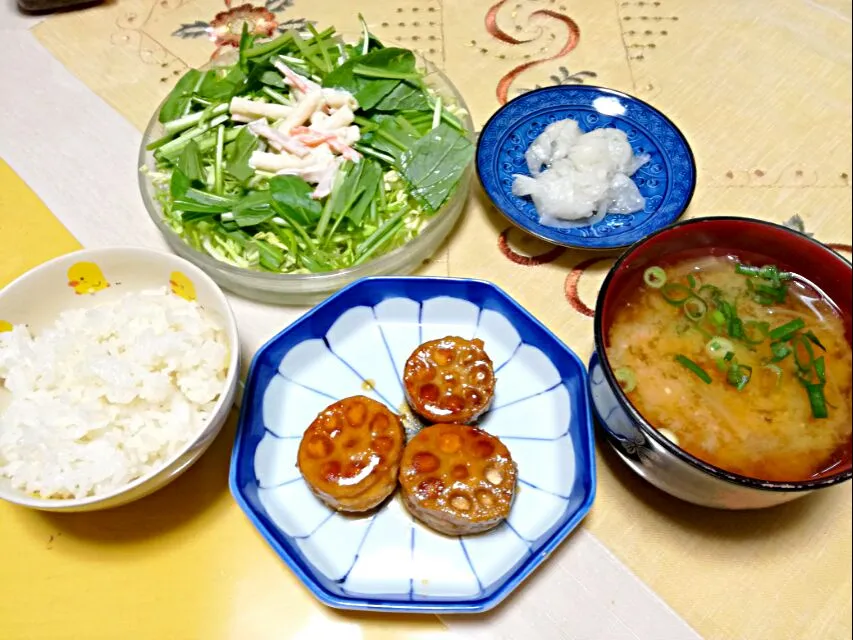 Snapdishの料理写真:晩ごはん
 - れんこん挟み焼き
 - ｷｬﾍﾞﾂ 壬生菜 ﾏｶﾛﾆｻﾗﾀﾞ
 - 蕪の甘酢漬け
 - じゃがいも玉ねぎ お味噌汁|korinoさん