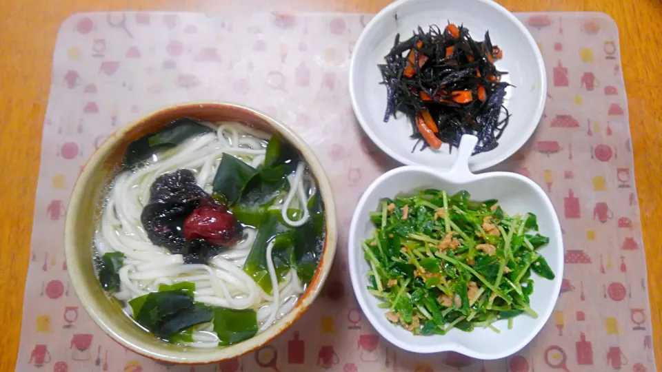 １１月１５日　梅とわかめのうどん　ひじきの煮物　豆苗とツナのサラダ|いもこ。さん