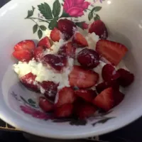 Cottage cheese and Strawberries|mildredさん