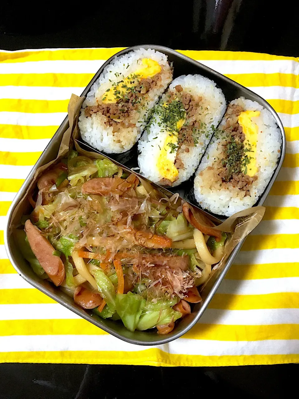 おにぎらずと焼きうどんの炭水化物弁当 お疲れちゃんくん水曜日  今日も頑張るじょ〜                                         豊島区|にゃおさん