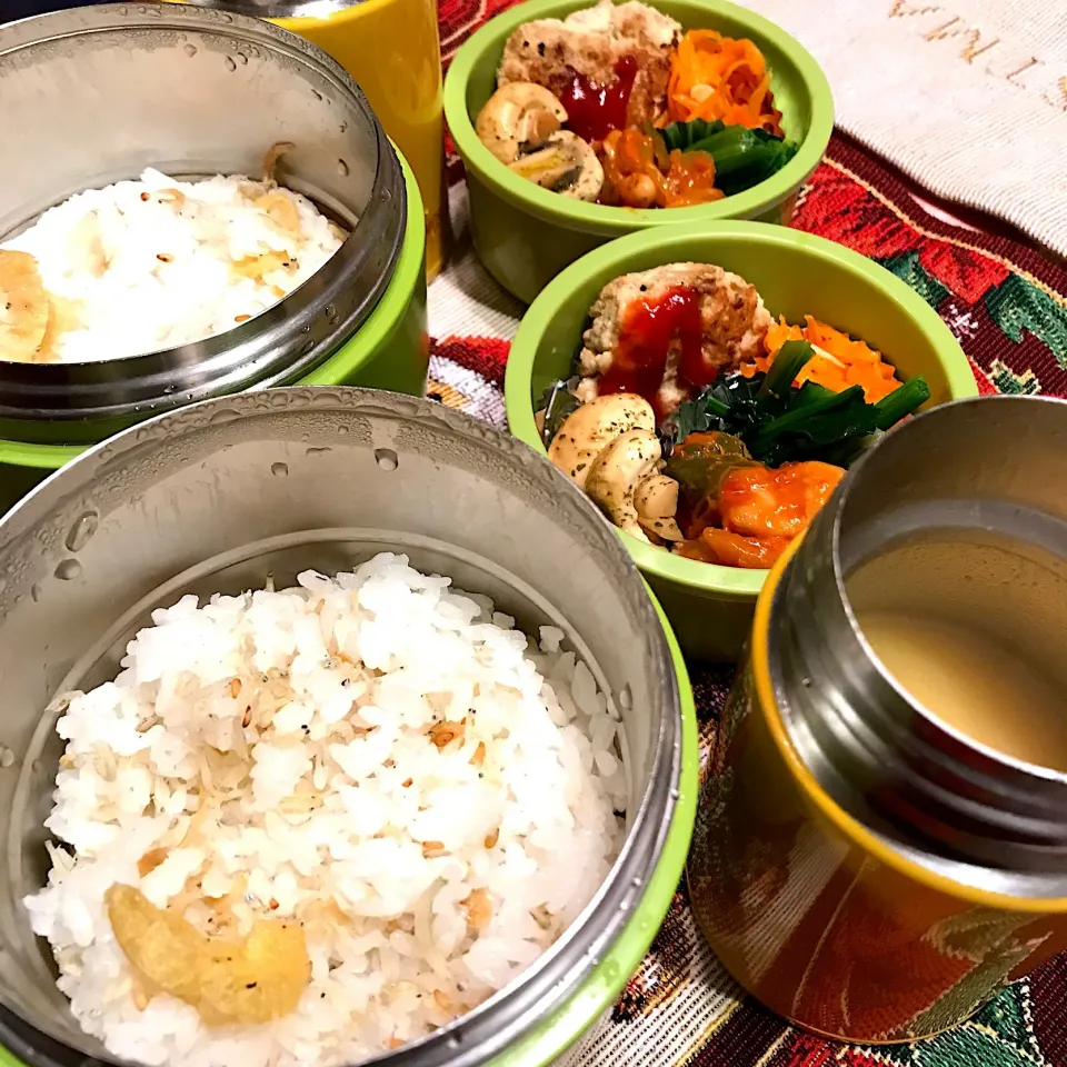 今日のお弁当🍱
自家製ふりかけと
洋風弁当♪
雪も降った寒い朝❄️
足もとに気をつけて
元気だしていってらっしゃい👋😊|mokoさん