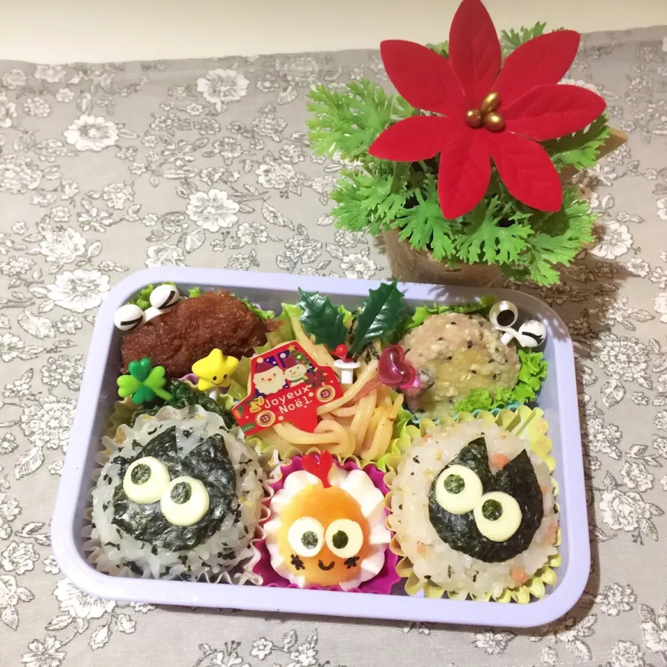 Snapdishの料理写真:112/13❤︎娘のおにぎり弁当❤︎
本当は月1回塩むすびの日なのに娘が言うのを忘れてしまい…💦ました
#お弁当 #お昼ごはん #娘弁当 #ランチ #おにぎり #ねこ|Makinsさん