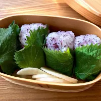 ゆかりご飯クリームチーズのおにぎり 柚子酢のお漬けもの🐰