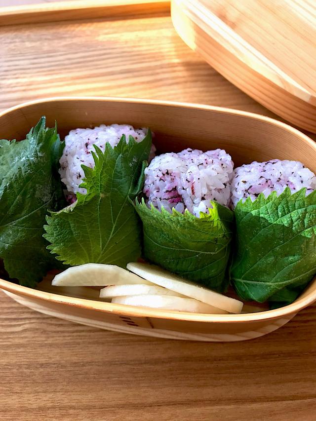 ゆかりご飯クリームチーズのおにぎり 柚子酢のお漬けもの/かおり