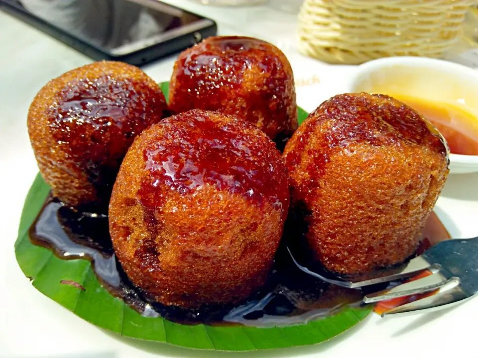 Steamed cake with "Gula Melaka" (Melaka's Browne sugar syrup)|Jorge Bernal Márquezさん