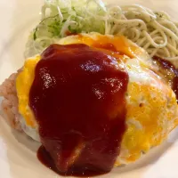 Snapdishの料理写真:ランチはオフィスのある保健センター内のレストランで、オムライスを。
570円なんですよ！