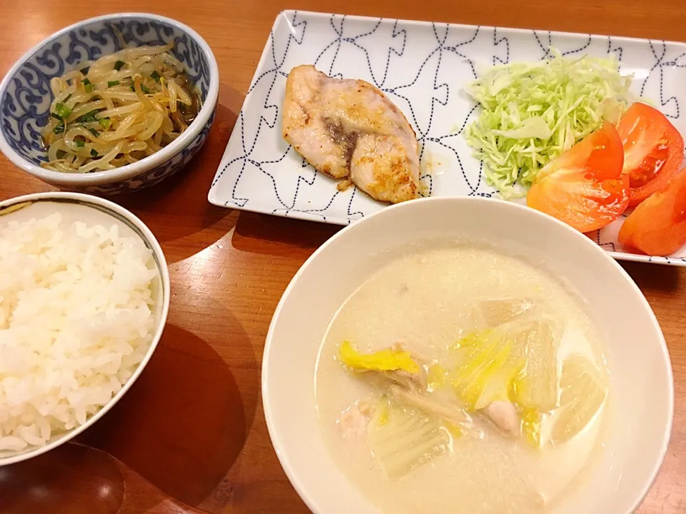 12/13 夕飯♪  めかじき塩麹漬  もやしナムル  白菜と大根と鶏胸肉の豆乳スープ|ikukoさん