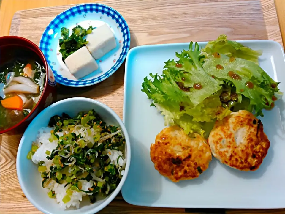 チキンバーグ　大根葉ご飯、高野豆腐、大根葉の味噌汁|macco7さん