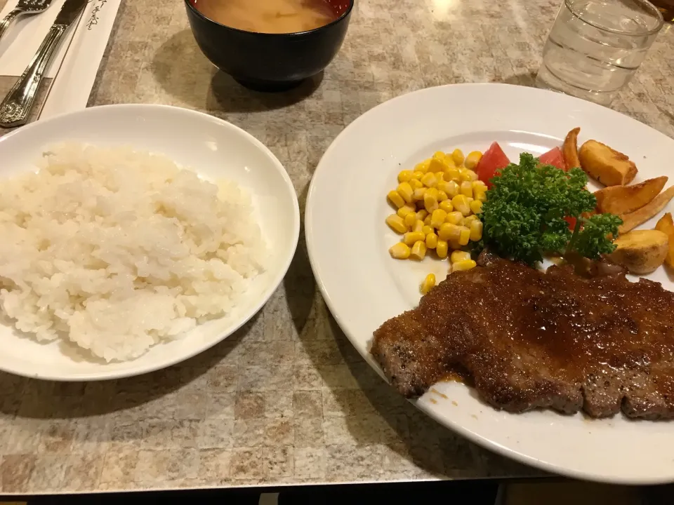 Snapdishの料理写真:ライスとビーフステーキ|手品先輩さん