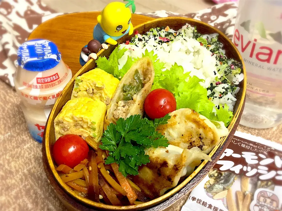 焼き餃子🥟(辛子高菜・エビ🦐)&中華春巻き&おろし豚そぼろとネギの出汁巻玉子&カラフル人参きんぴら&わさび菜&プチトマト🍅&アーモンドフィッシュのダーリンお弁当♪

 #弁当  #フチ子  #骨太弁当  #中華弁当|桃実さん