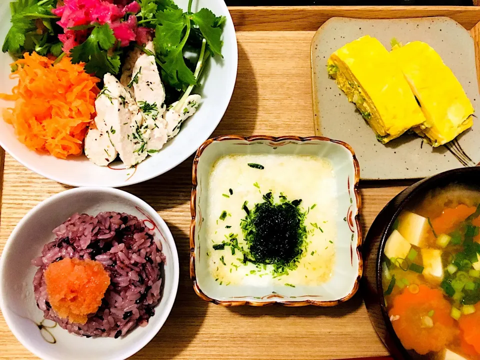 …とある日の朝ごはん🍳
   ・ 香菜とルッコラのサラダ🥗
   ・ キャロットラペとささみのディル和え
   ・ だし巻き卵
   ・ 長芋のとろろ
   ・ 明太子ごはん 
   ・ 人参と大根のお味噌汁|Tinaさん