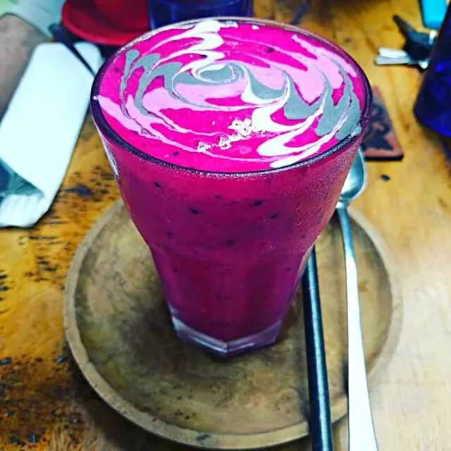 Snapdishの料理写真:dragonfruit smoothie|CHUENCHAIさん