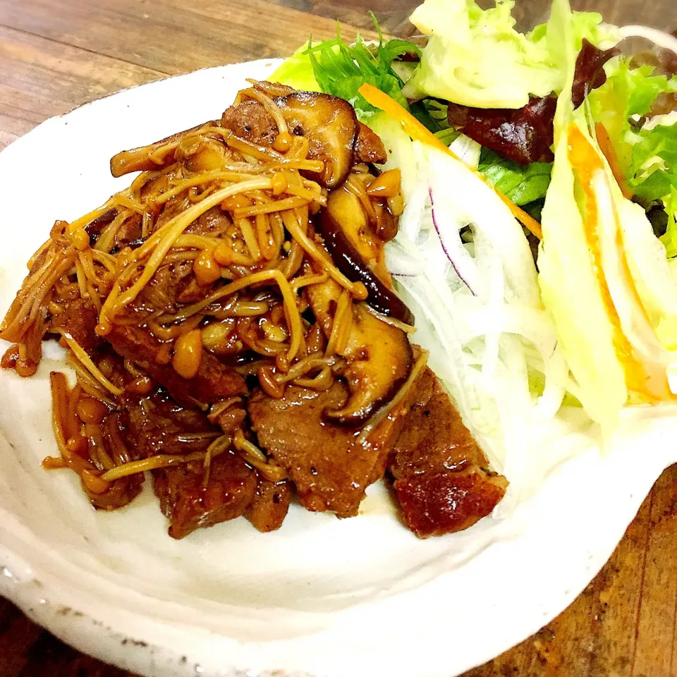 お手軽ひと皿  〜牛肉とキノコの甘辛オイスター炒め〜|アッツさん